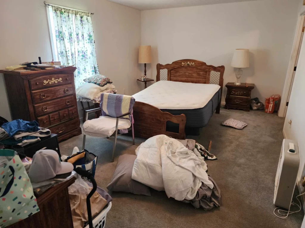 Before photo of an estate cleanout bedroom in Shelbyville, TN