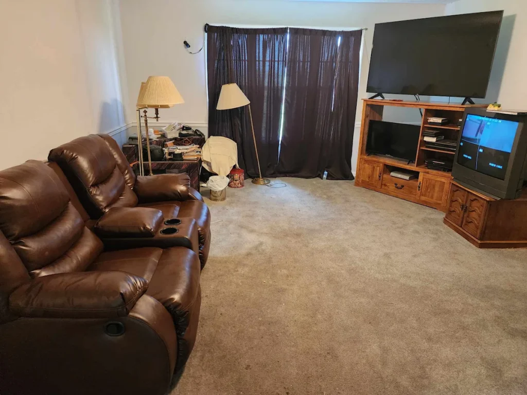 Before photo of an estate cleanout living room in Shelbyville, TN